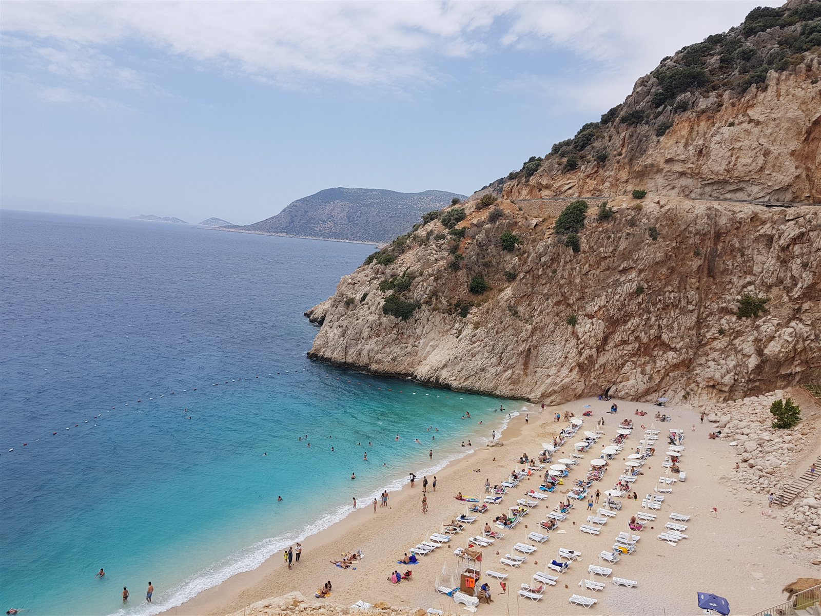 Turquoise sea and beach beneath coastal cliffs at Kaputaş in Türkiye